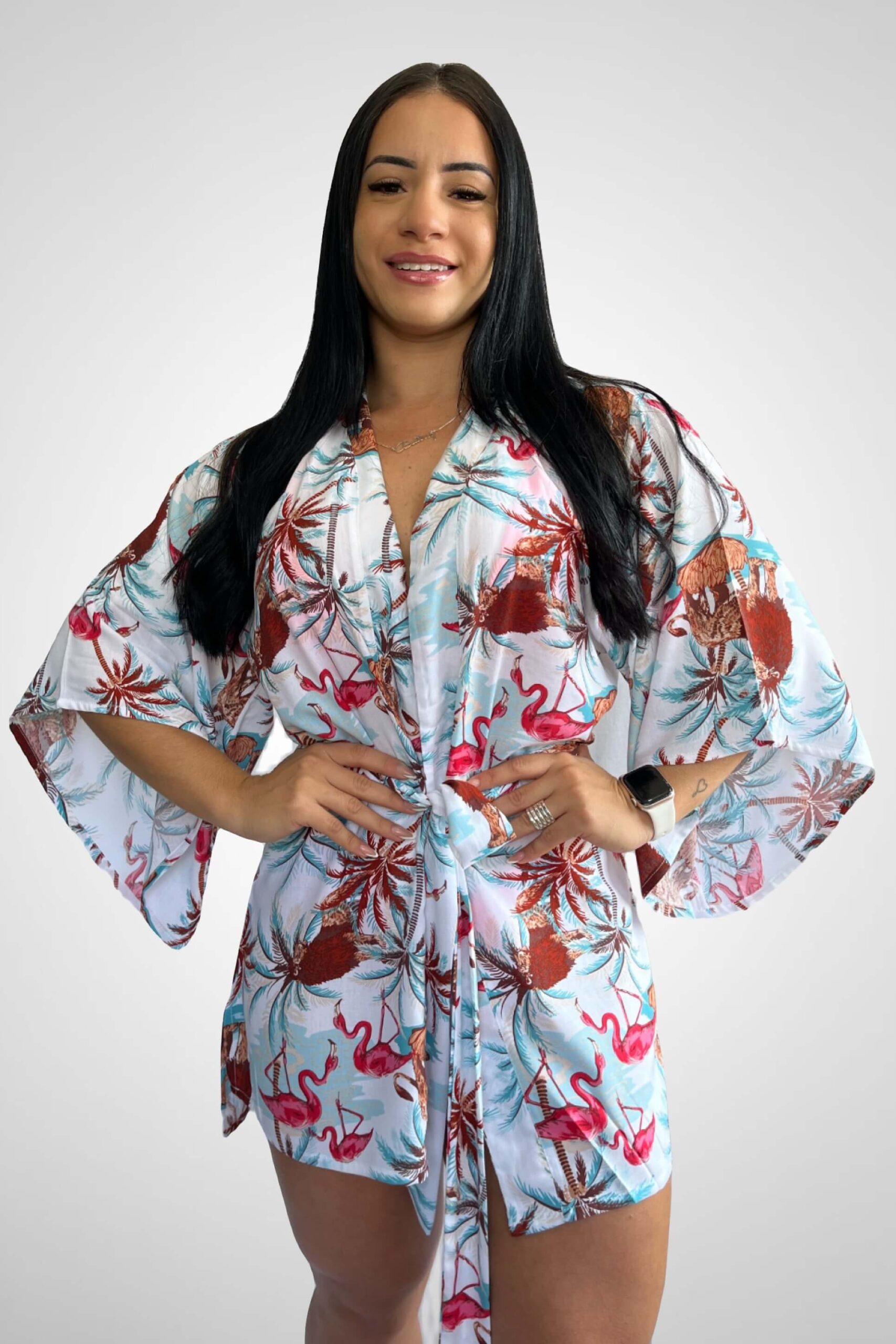 Saída de Praia modelo Kimono Flamingo com faixa para amarração na cintura Tecido: Viscose Composição: 100% Viscose Coleção: Verão 2024 Disponível nos tamanhos: P M G Uma peça que combina fluidez, sofisticação e um toque de luxo para elevar o seu estilo.