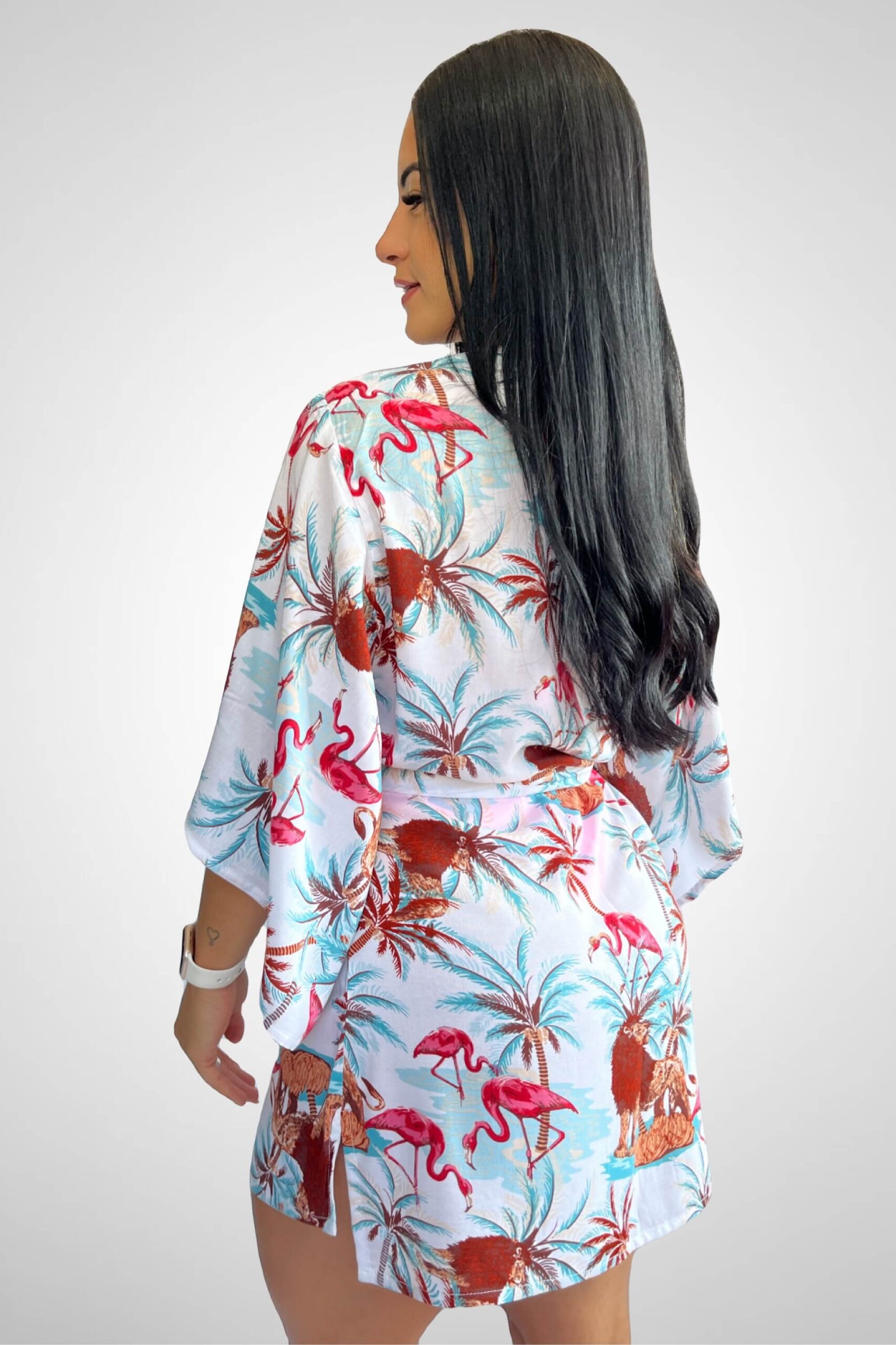 Saída de Praia modelo Kimono Flamingo com faixa para amarração na cintura Tecido: Viscose Composição: 100% Viscose Coleção: Verão 2024 Disponível nos tamanhos: P M G Uma peça que combina fluidez, sofisticação e um toque de luxo para elevar o seu estilo.