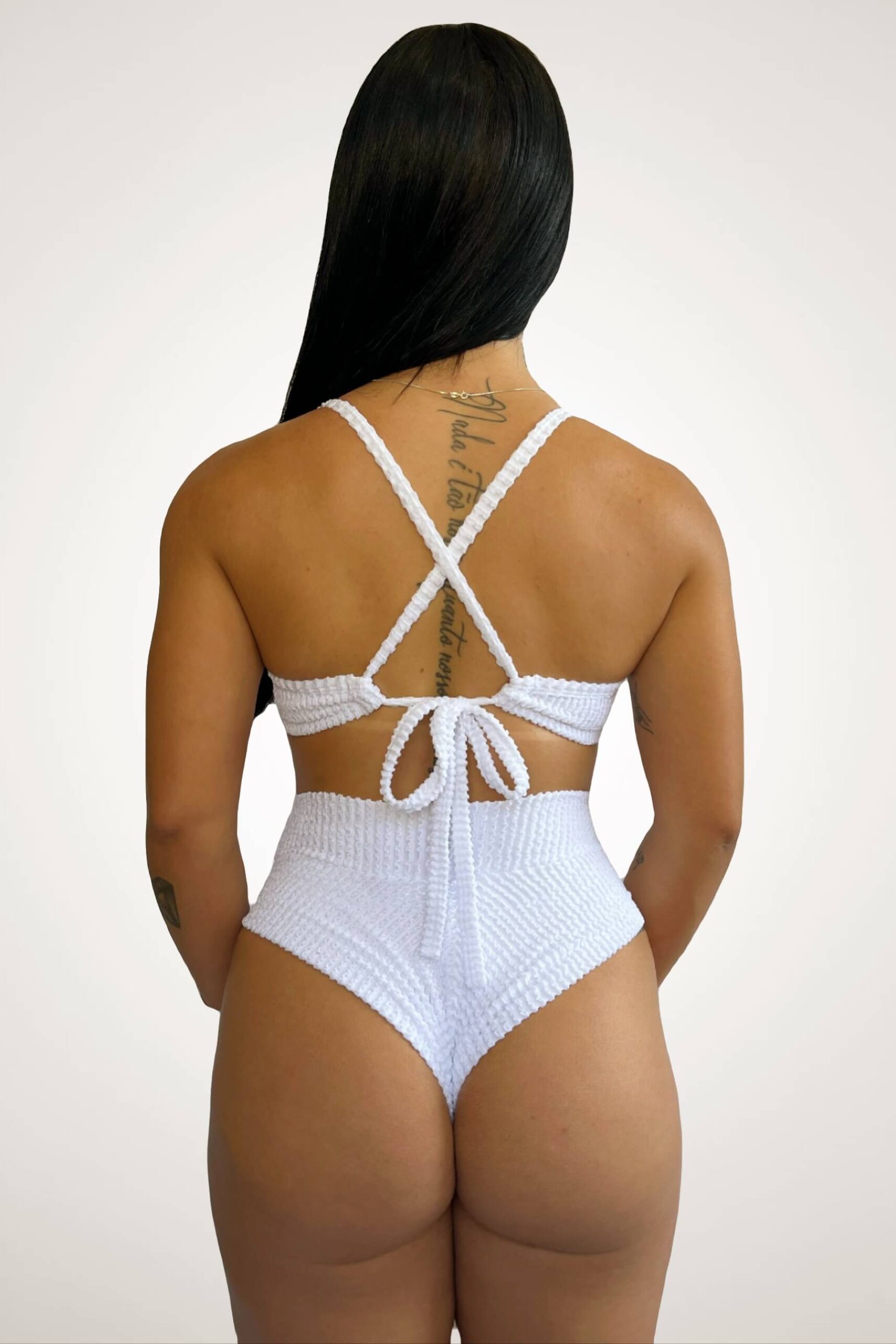 Conjunto Biquini Top Meia Taça com aro de metal, que proporciona sustentação e conforto e Calcinha Alta Semi-fio Duplo Branco Tecido: Texturizado Mônaco Composição: 82,30% Poliamida e 17,70% Elastano. Coleção: Verão 2024 Disponível nos tamanhos: P M G GG Feito no Brasil
