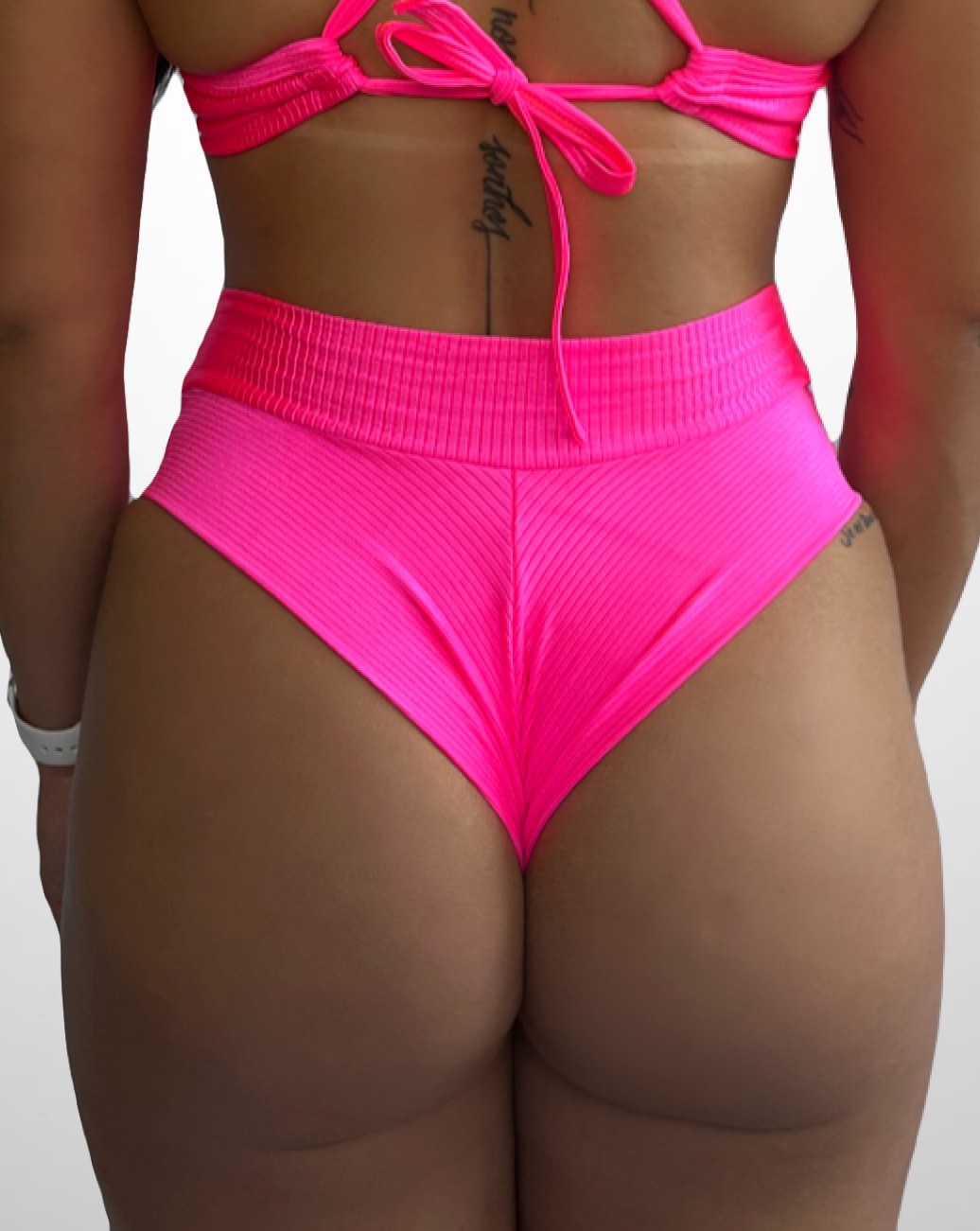 Biquini Calcinha Pala Alta Semi-fio Duplo Caramelo Rosa Pink Tecido: Canelado Éden Rosset Composição: 87% Poliamida 13% Elastano. Coleção: Verão 2024 Disponível nos tamanhos: P M G GG