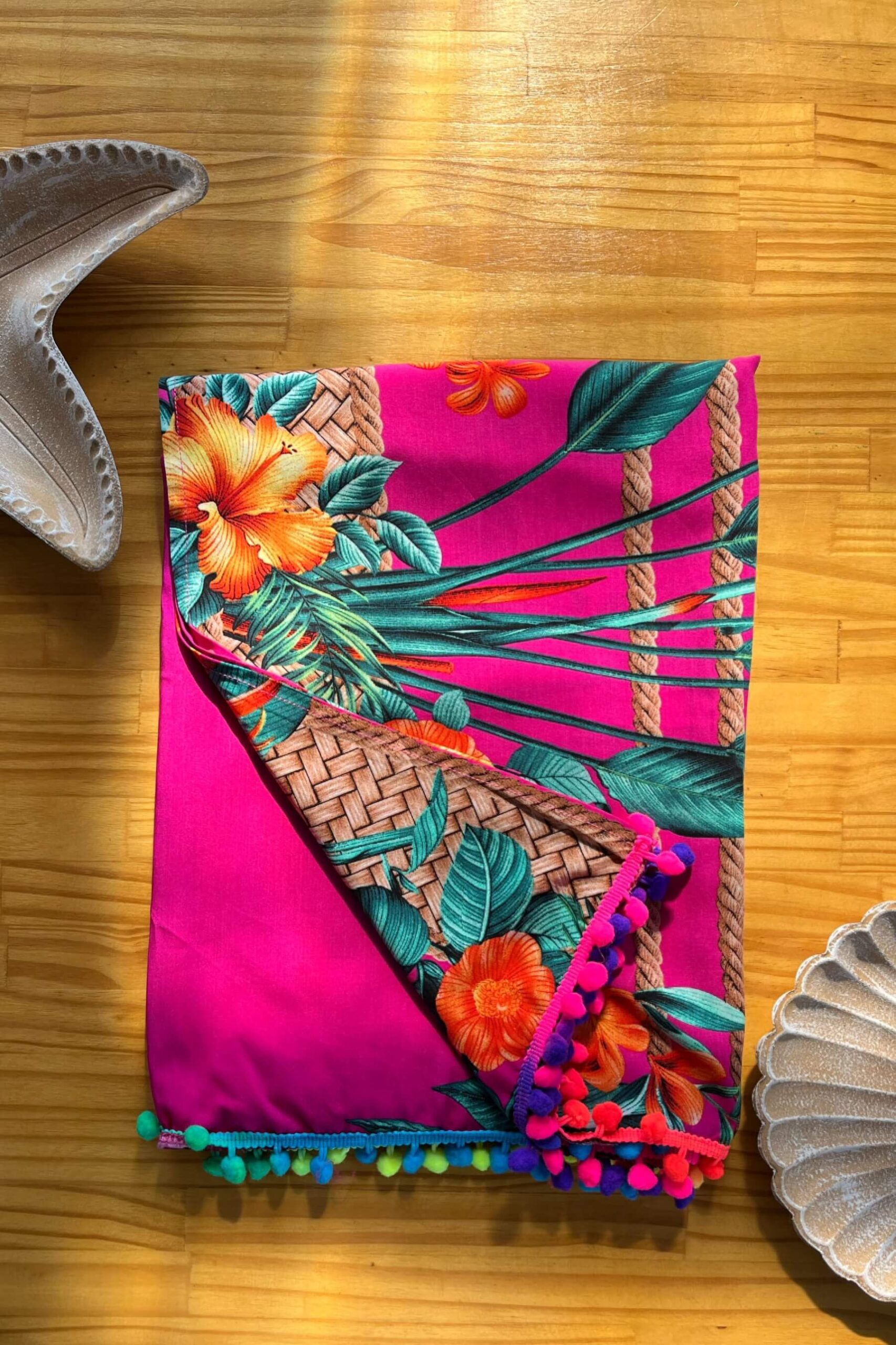 Canga com pompom Pink Print Tecido: Viscose Composição: 100% Viscose Coleção: Verão 2024 Disponível nos tamanhos: U Dimensões: (1,70m x 1,20m) Feito no Brasil É pensando em nossas clientes que utilizamos os tecidos de melhor qualidade da região em todos os nossos produtos. Com essa canga você tem a possibilidade de ousa com criatividade fazendo diferentes amarrações