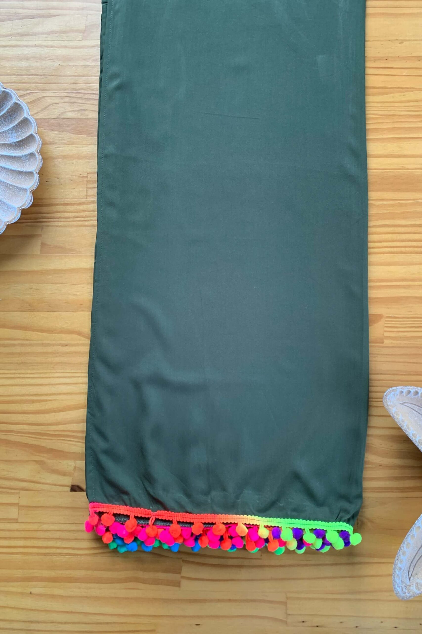 Canga com pompom Verde Militar Tecido: Viscose Composição: 100% Viscose Coleção: Verão 2024 Disponível nos tamanhos: U Dimensões: (1,70m x 1,20m) Feito no Brasil É pensando em nossas clientes que utilizamos os tecidos de melhor qualidade da região em todos os nossos produtos. Com essa canga você tem a possibilidade de ousa com criatividade fazendo diferentes amarrações