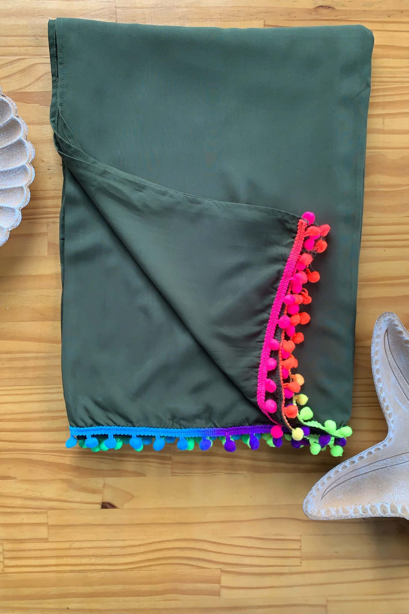 Canga com pompom Verde Militar Tecido: Viscose Composição: 100% Viscose Coleção: Verão 2024 Disponível nos tamanhos: U Dimensões: (1,70m x 1,20m) Feito no Brasil É pensando em nossas clientes que utilizamos os tecidos de melhor qualidade da região em todos os nossos produtos. Com essa canga você tem a possibilidade de ousa com criatividade fazendo diferentes amarrações