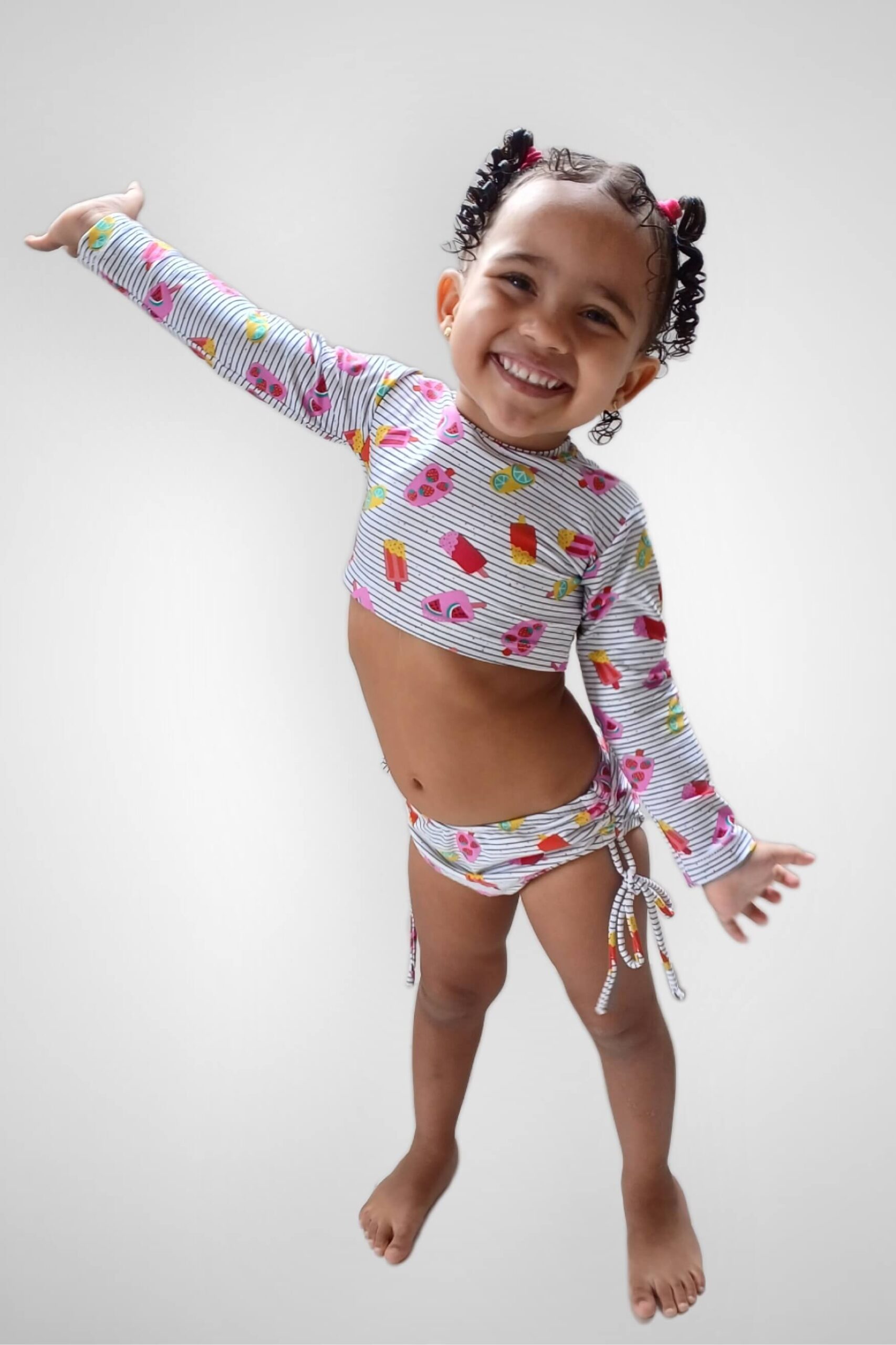 Biquini Conjunto Infantil Manga Longa Ice Cream Tecido: Sensitel Sun Composição: 84% Poliamida e 16% Elastano. Coleção: Verão 2024 Disponível nos tamanhos: PP P M G